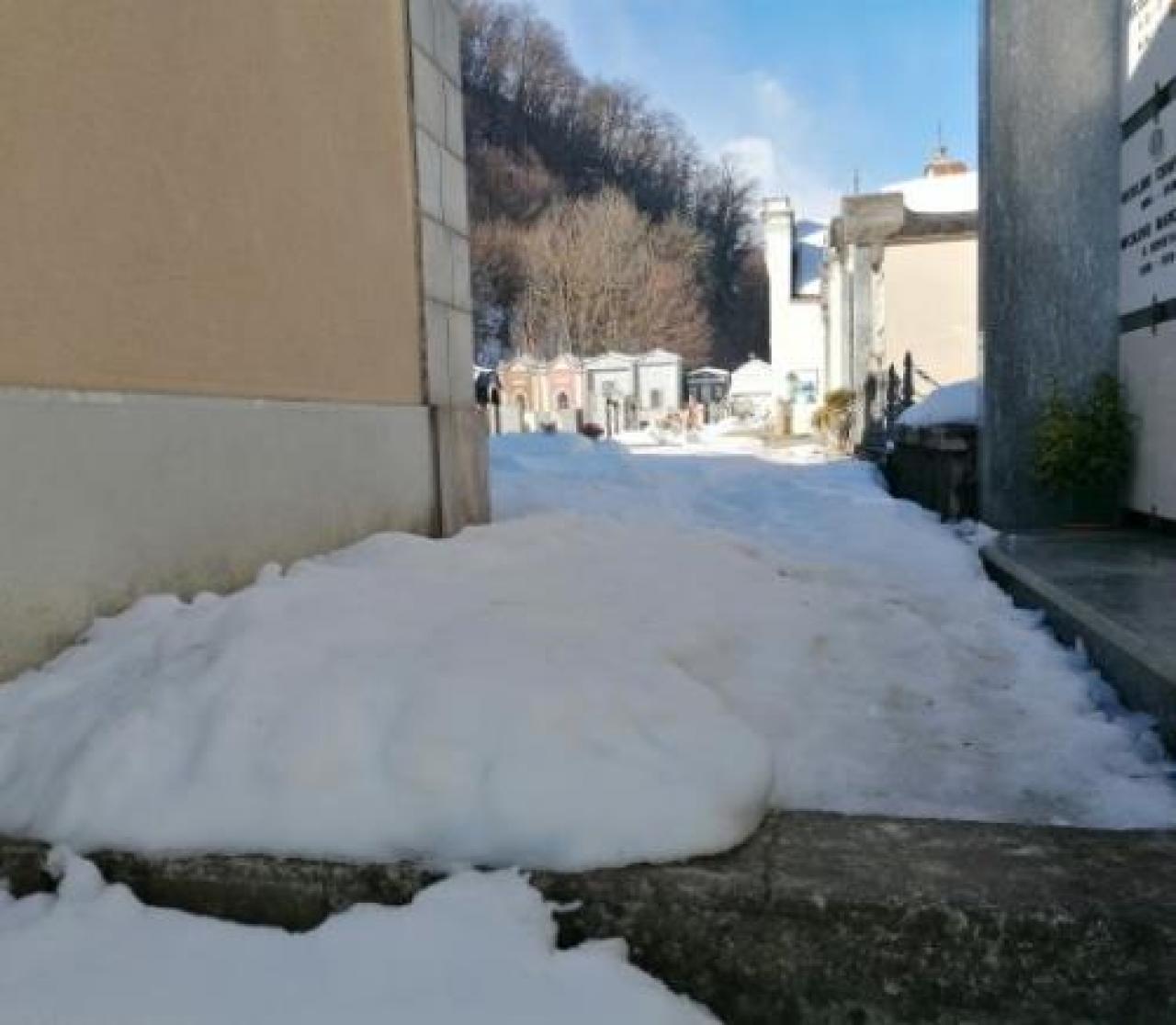 Accessi al cimitero innevati