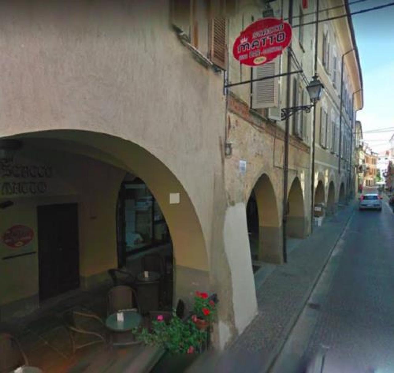 Avventori consumano vicino al bar, multato gestore