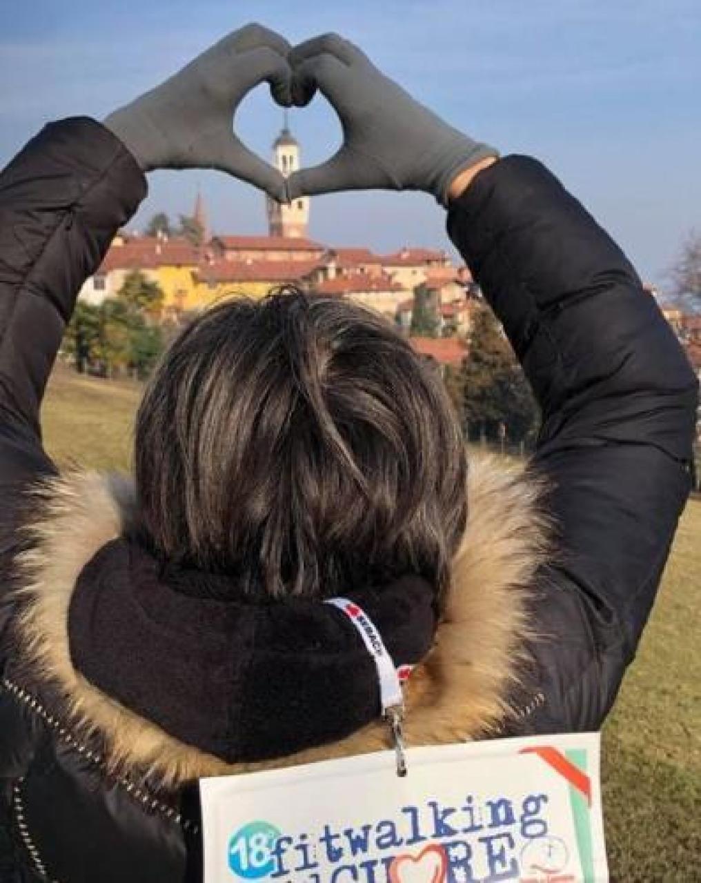 Fitwalking del cuore, ecco gli scatti che hanno fatto innamorare il web centinaia le foto inviate ai social dell’evento. pioggia di premi per i fitwalkers