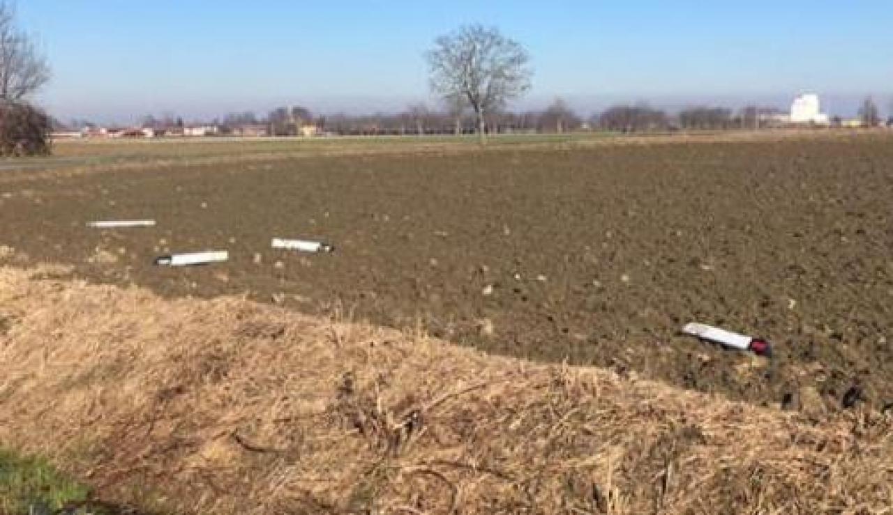 I paracarri di Monasterolo divelti e gettati nel campo