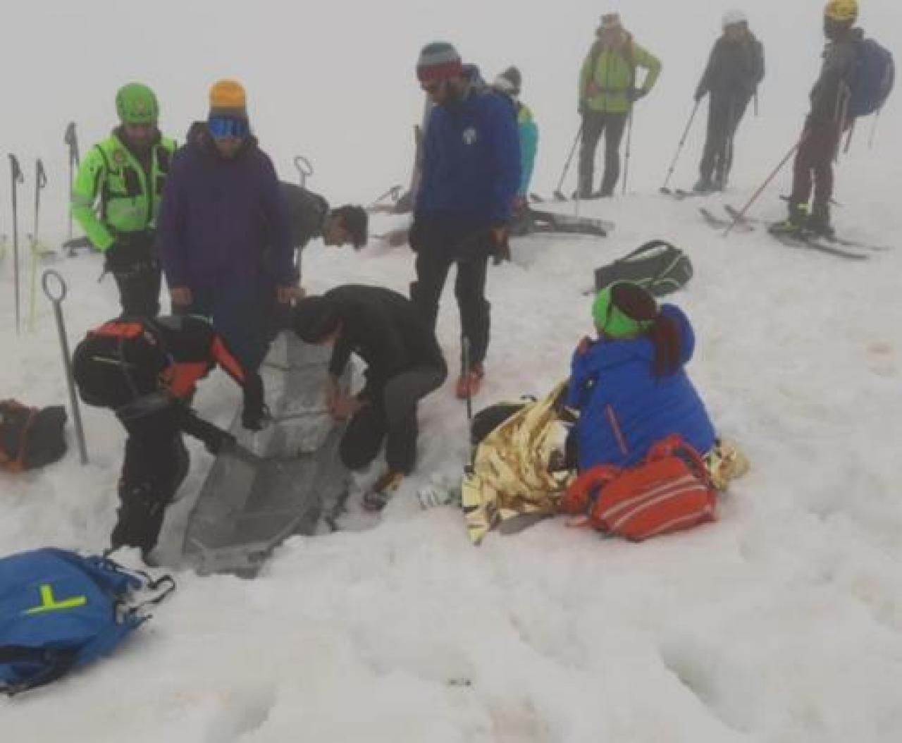 Jflwja fjioqjgooejwhow Buschese si infortuna in quota Venti volontari la portano in salvo