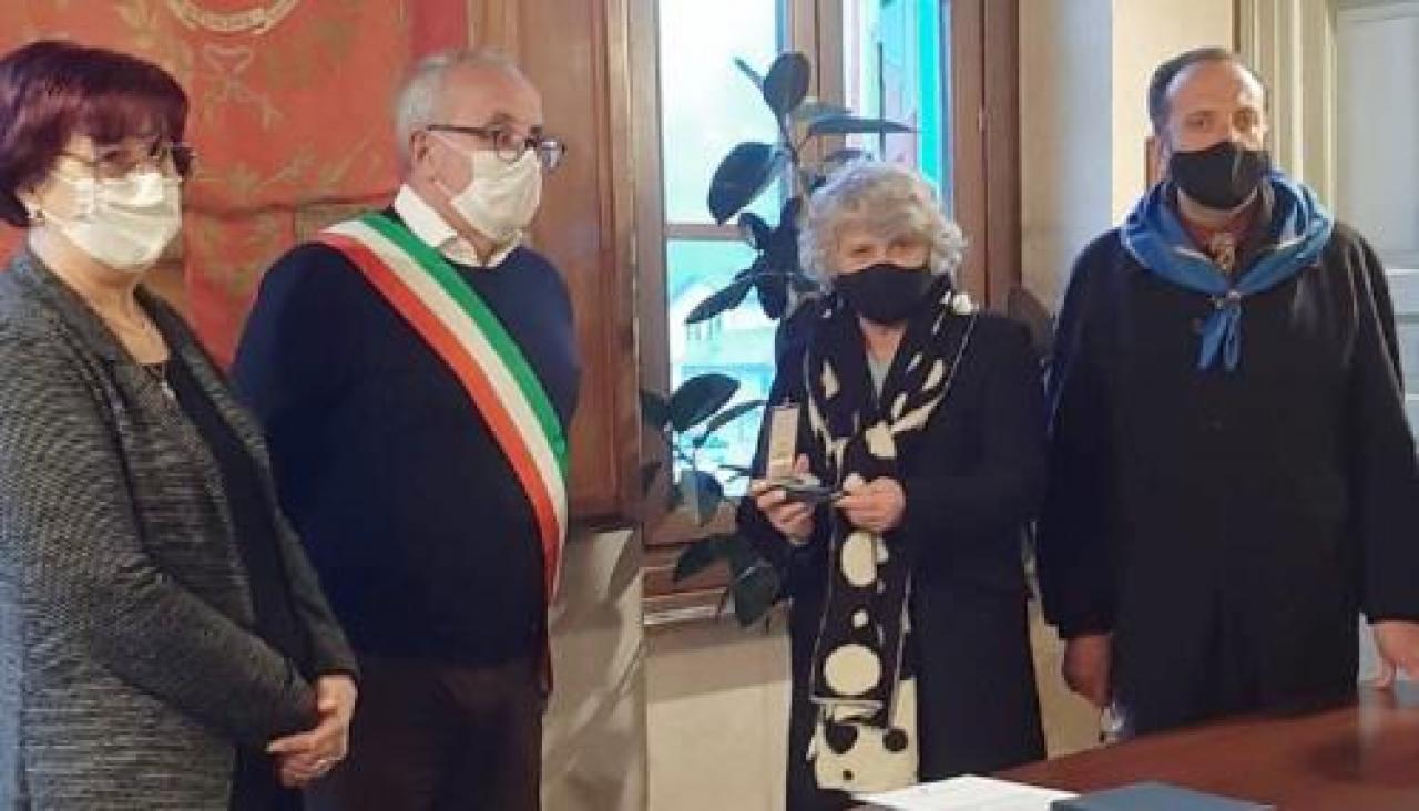 La consegna nei municipi di luserna e bagnolo Fusero e Albertengo di Bagnolo Medaglie d’onore agli ex internati