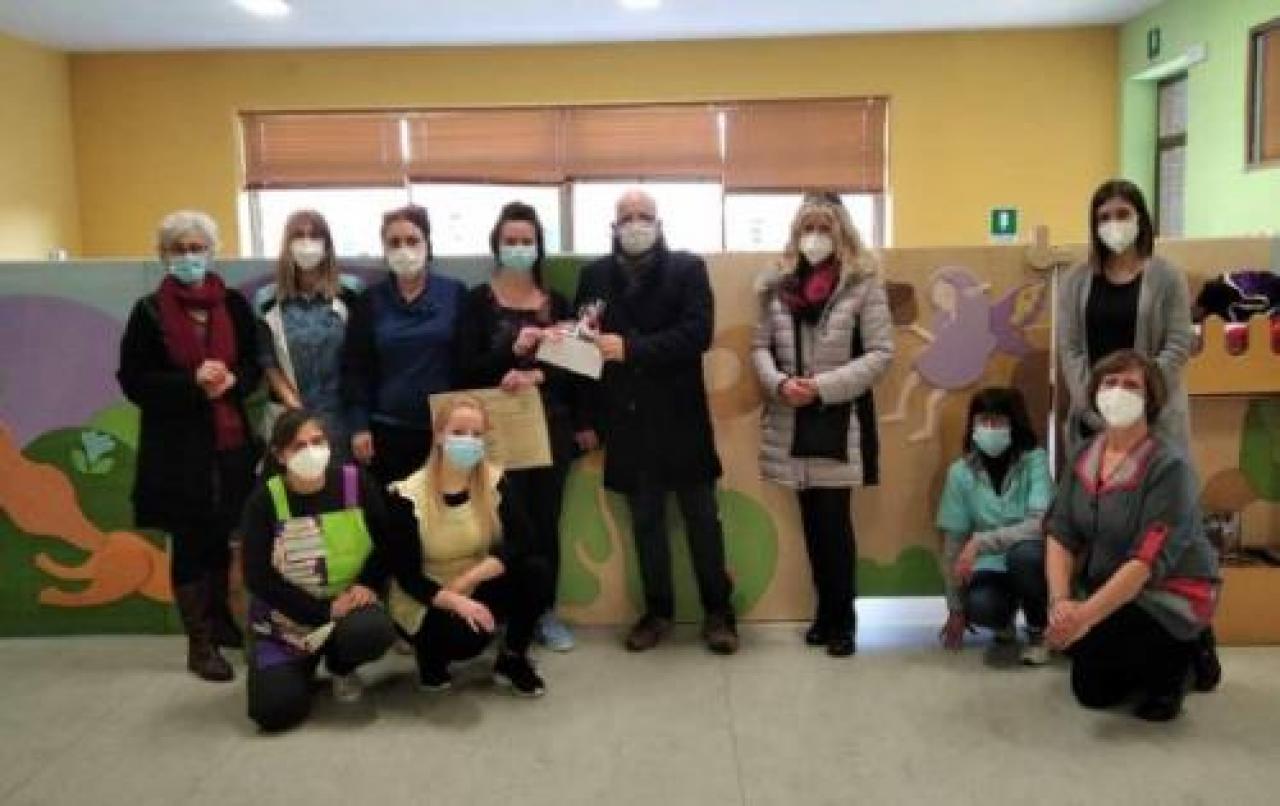 La scuola materna ritira il 1° premio dei presepi
