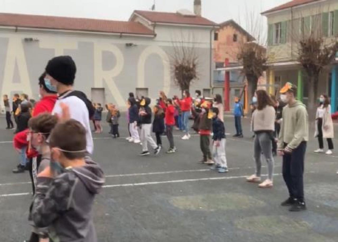 Le più belle fotografie delle famiglie mascherate arrivate al comitato organizzatore della bertoni Se la Castellana sforna le bugie Ciaferlin emoziona al Tapparelli