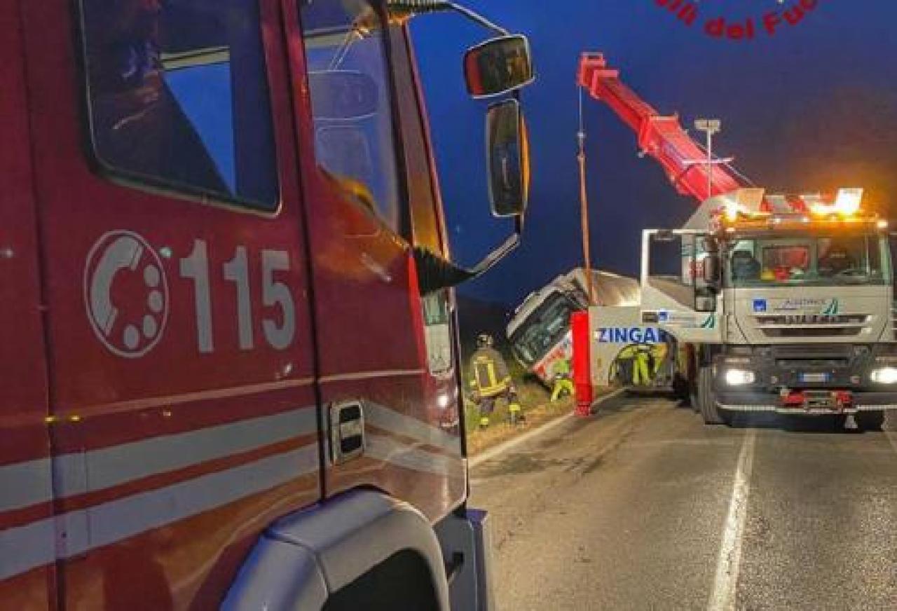Mezzo pesante fuori strada Traffico in tilt a Crocera