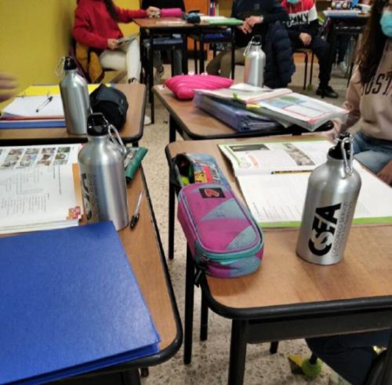 Revello, borracce in classe. Una mamma: meglio l’acciaio