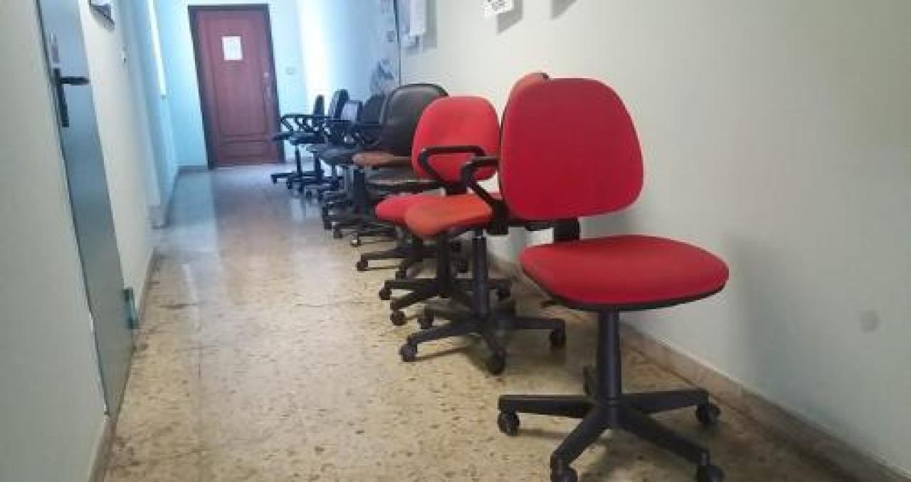 Sedie nuove per i dipendenti del municipio