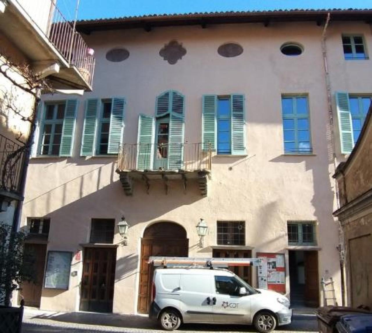 Si affitta l’alloggio sopra il teatro Olivero