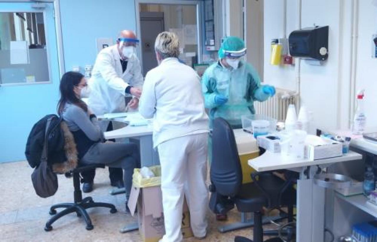 Vaccini, prime somministrazioni a over 80, insegnanti e polizia in ospedale Sono 28 mila le persone già vaccinate nell’Asl Cuneo 1
