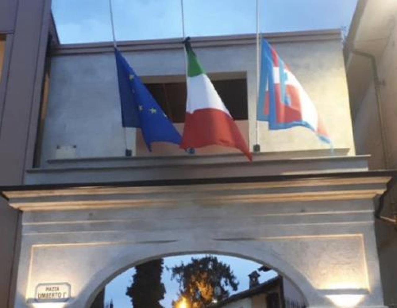Bandiere a mezz’asta per le vittime