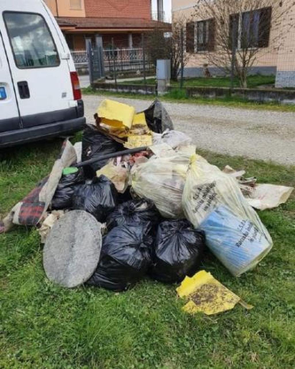 Cardè Marita, Michela e Nicole al lavoro su un tratto di quattro chilometri I giovani ripuliscono il Po per la Giornata del riciclo