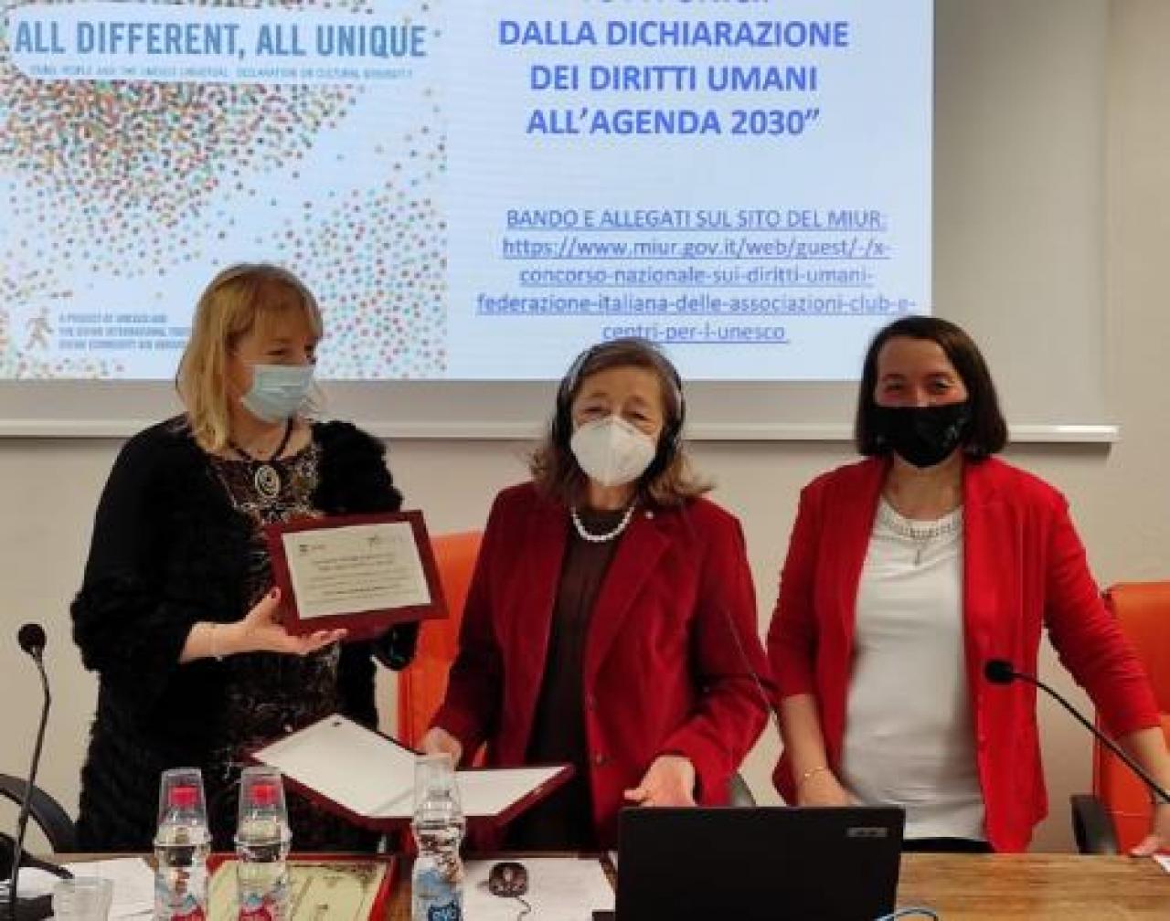 Consegnato al liceo Soleri Bertoni il primo premio del concorso Unesco