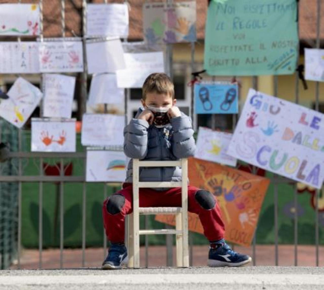 «Coscienti delle difficoltà di contenere il virus Ma non possiamo attribuire la colpa alla scuola» La protesta dei genitori alle prese con il lavoro e la gestione dei figli in dad