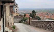 Costigliole, una cascata di luci sul ponte del borgo medievale