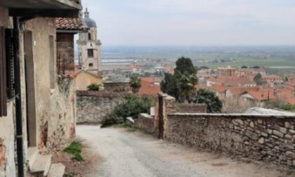 Costigliole, una cascata di luci sul ponte del borgo medievale