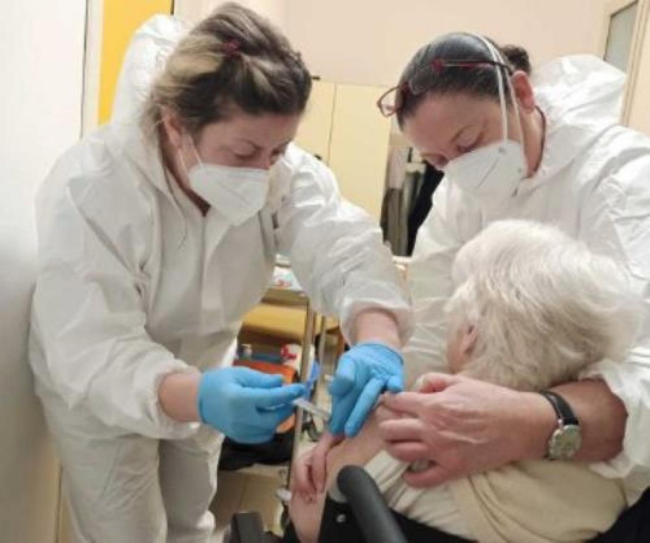 Doppio ciclo di vaccini al ricovero