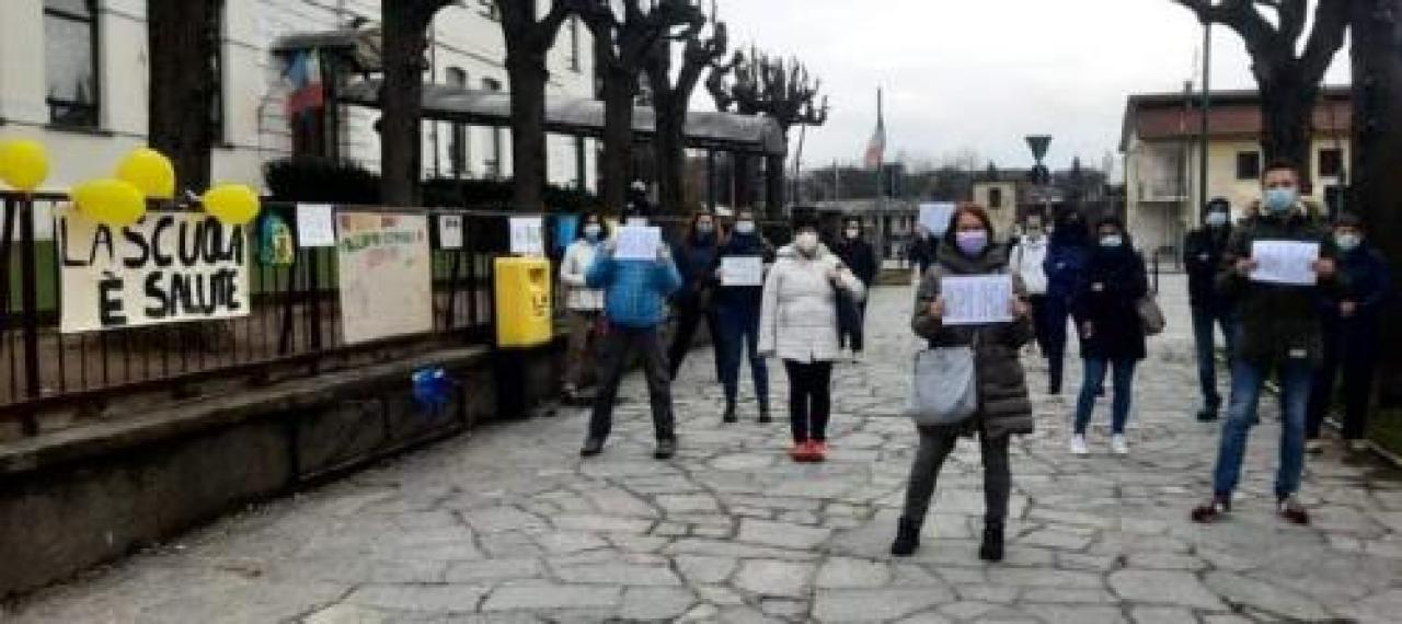 Flash mob contro la didattica a distanza a Barge