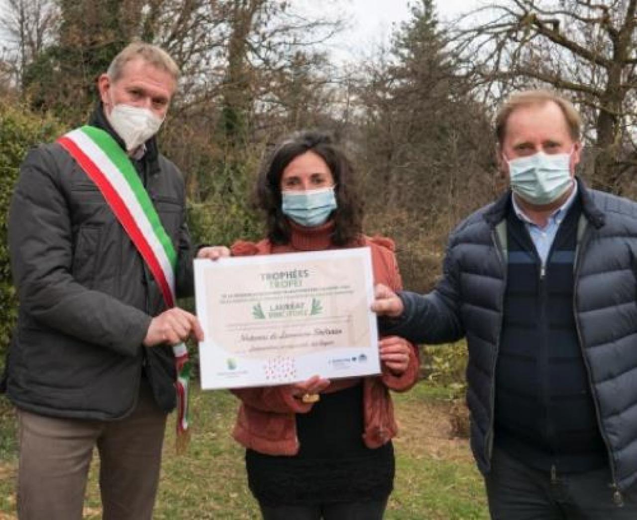 Il presidente Miretti, con il sindaco, consegna gli attestati a naturas ed euphytos Il Parco del Monviso incorona Rossana per la doppietta al trofeo Mab Unesco