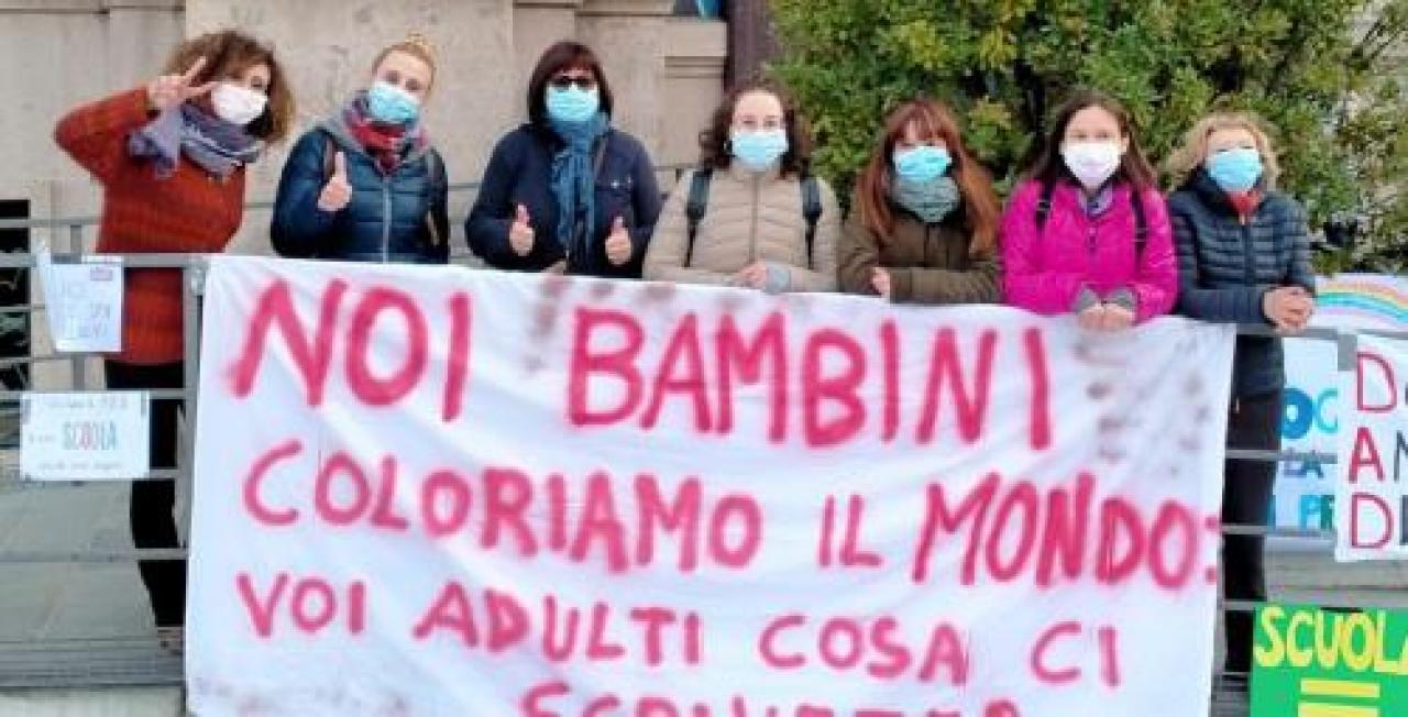 In classe dopo Pasqua, genitori in piazza per riaprire le scuole