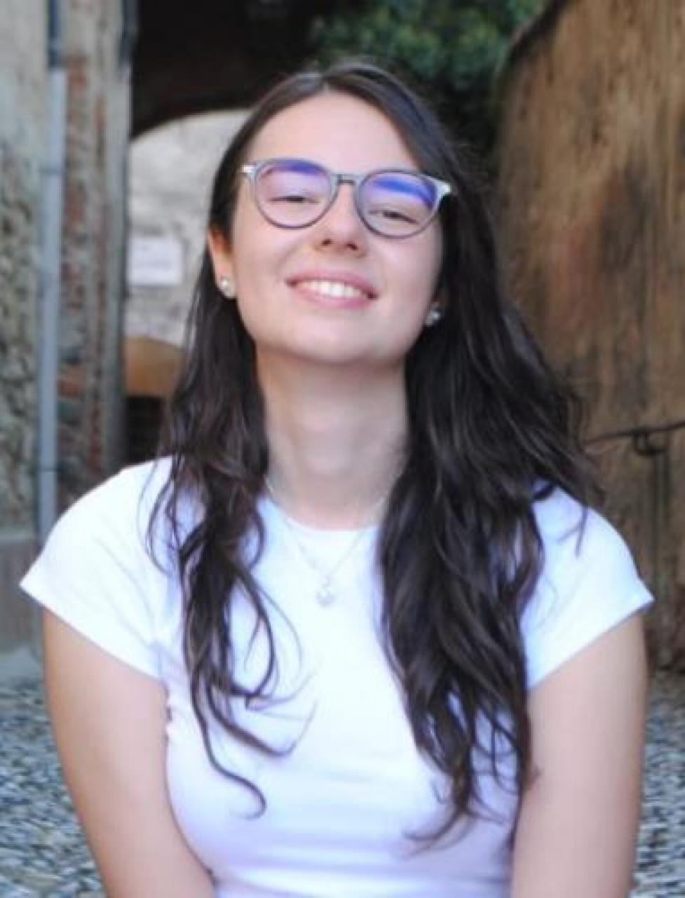 Incontro Parla la giovanissima autrice saluzzese pubblicata da Fusta «Che cosa ho voluto dire con il mio primo libro» Noemi Farinasso, 18 anni, con “La pietra del sangue” racconta la diversità e il dolore nella società di oggi