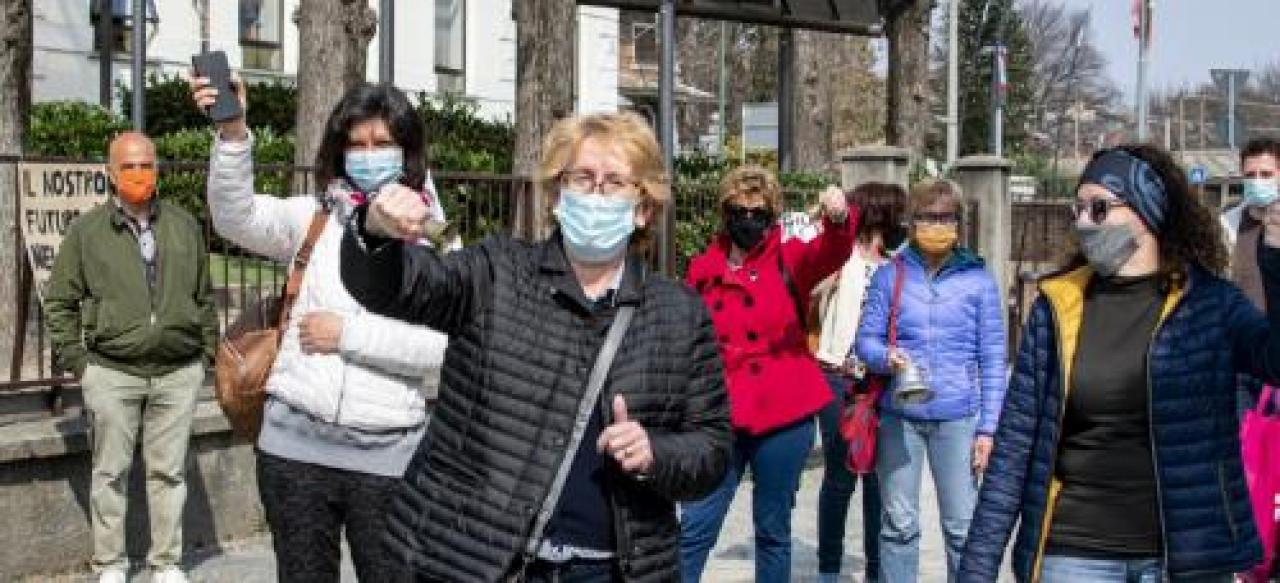 Insegnanti e genitori chiedono un rientro senza tamponi In piazza contro la didattica a distanza Comba: «Avremo danni irrecuperabili»