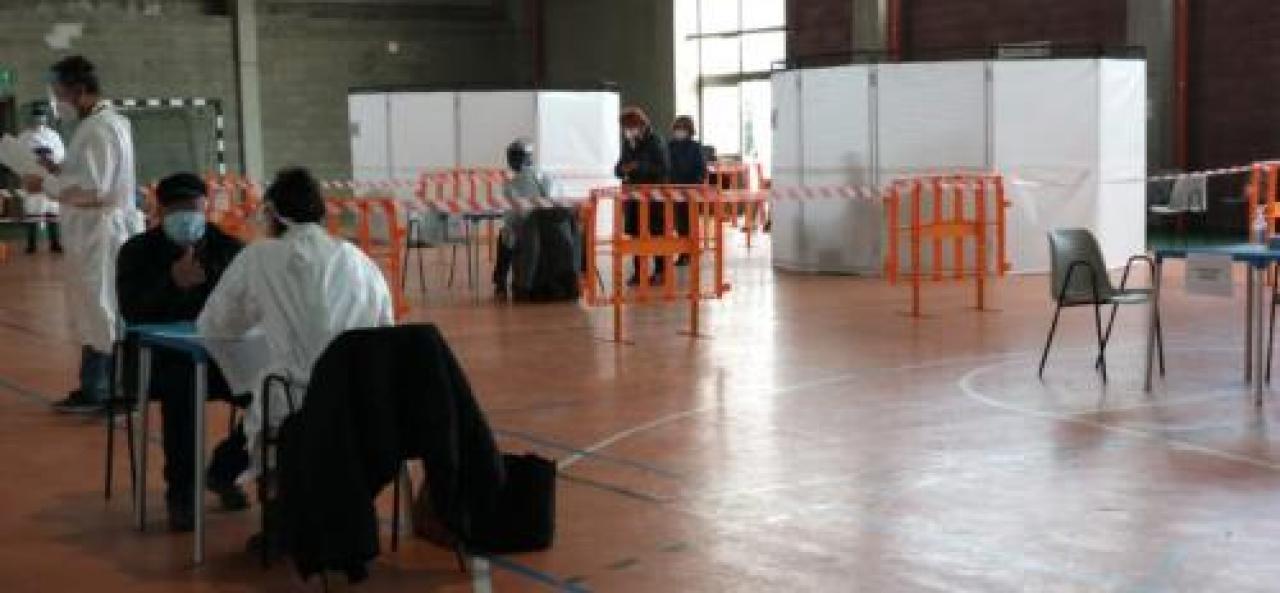 La prima zona rossa si organizza per uscire dall’emergenza Vaccinazioni nel palazzetto di Cavour Sono 260 gli anziani alla prima dose