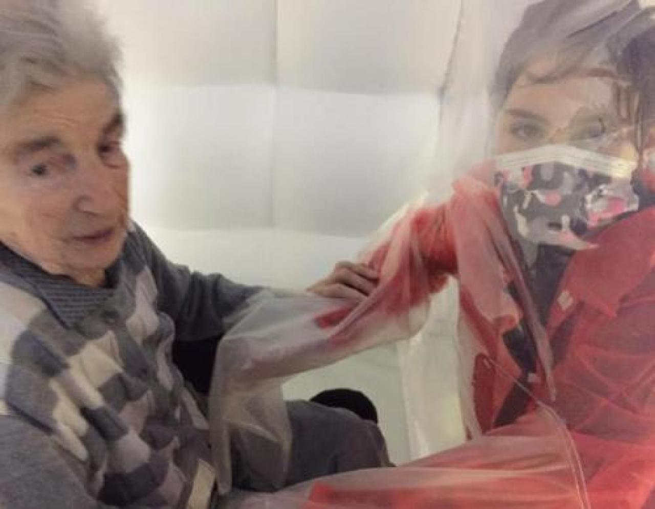 Manta, abbracci al ricovero Maero