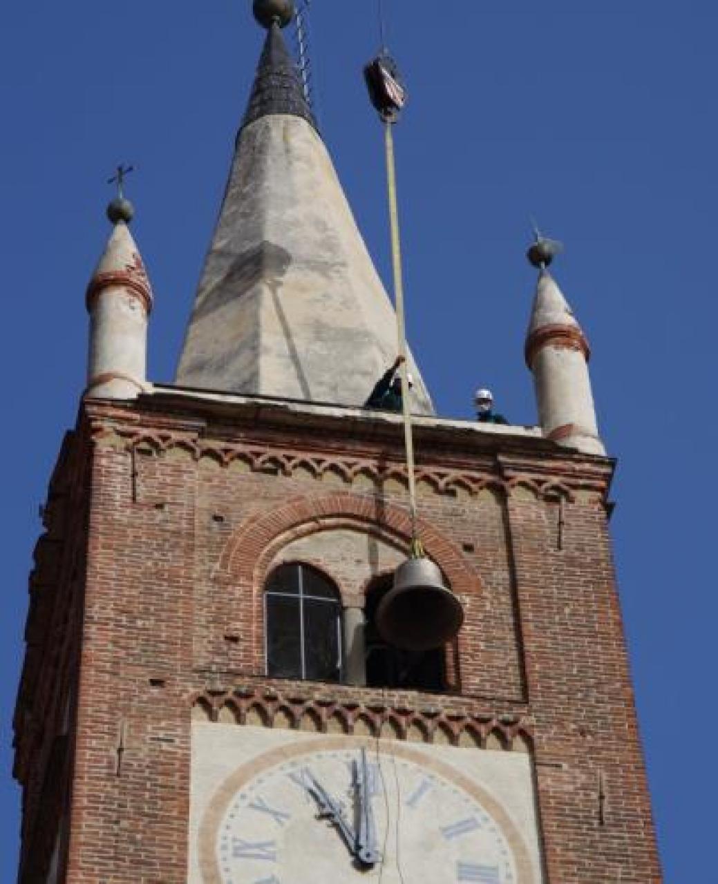 Maxi-gru in azione al campanile di s. stefano Nuovi rintocchi di campana dopo 123 anni a Villafranca