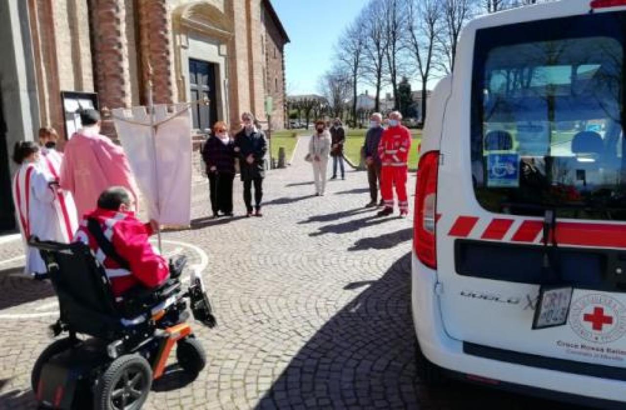 Moretta, benedetta e subito in funzione Nuova auto per la Croce rossa nel ricordo di Mara Zannoni