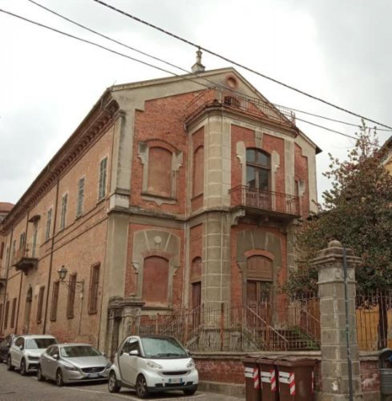 Quel palazzo in corso Piemonte abbandonato e invaso dai rovi Zzzzz zzzzzz