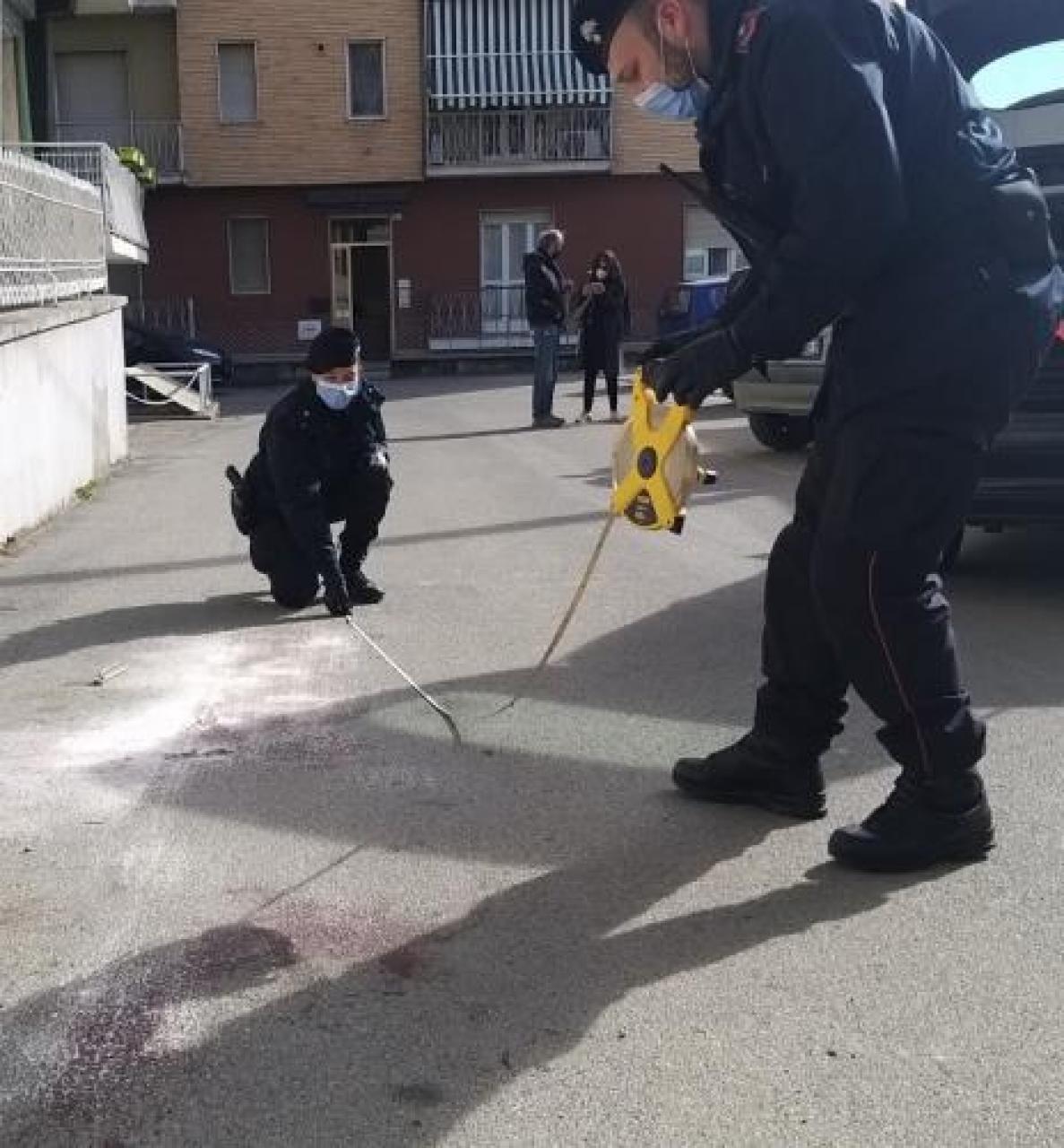 Uccide la madre con un martello e poi si lancia dal quarto piano tragedia in corso roma Le vittime sono Giuseppina Moiso di 81 anni, e il figlio Umberto Ciauri