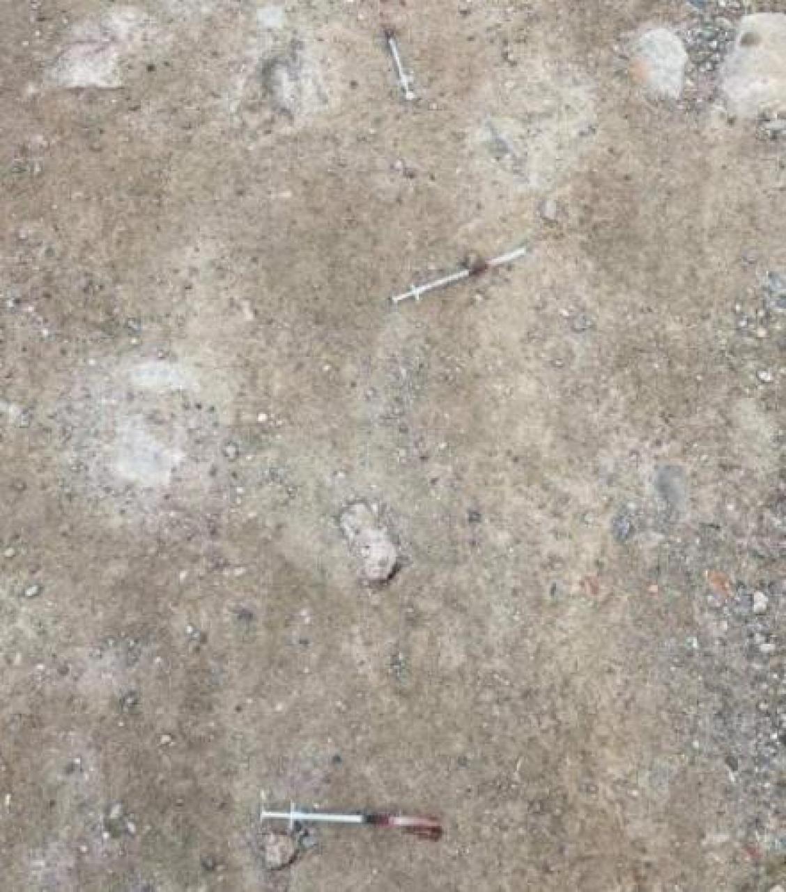 Vari EPISODI SEGNALATI ALLE FORZE DELL’ORDINE. A SAN CHIAFFREDO DANNEGGIATO IL BAR DELLO SPORT Busca, siringhe abbandonate per strada Torna l’incubo della tossicodipendenza