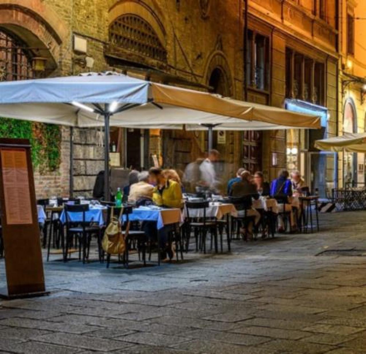 Al ristorante, ma solo nei dehors Rinaudo: «Scelta incomprensibile» da lunedì 26 aprile potrà tornare il servizio al tavolo, ma solo all’aperto