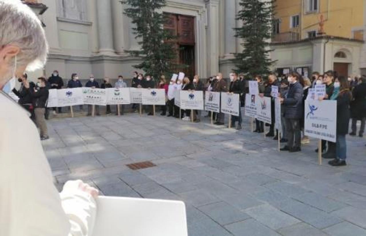 Ancora zona rossa , a scuola da lunedì Commercianti in piazza contro lo stop
