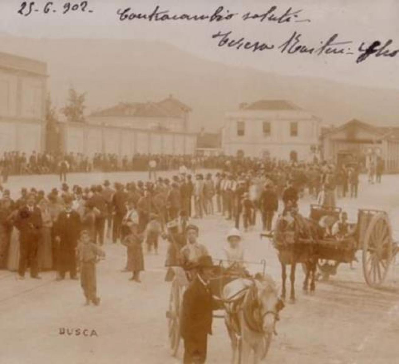 Busca, piazza Savoia ora risplende Il cuore della città torna a battere AMARCORD Sbucano dai cassetti le foto del 900, quando si giocava al balon in strada