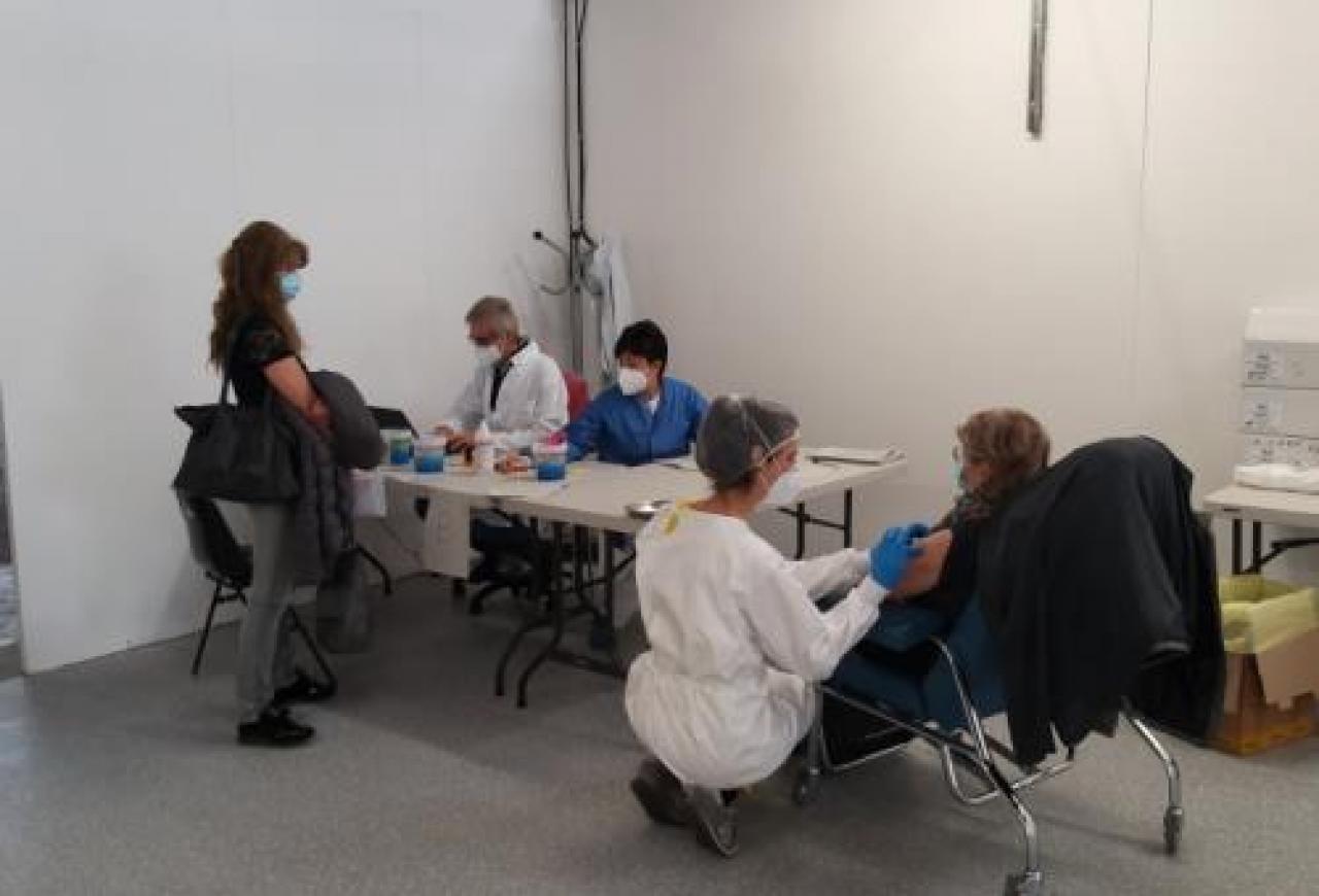 Centro vaccini al Pala Crs, a regime somministrerà 864 vaccini al giorno da lunedì è operativo il presidio al foro boario. ospiterà anche i medici di base