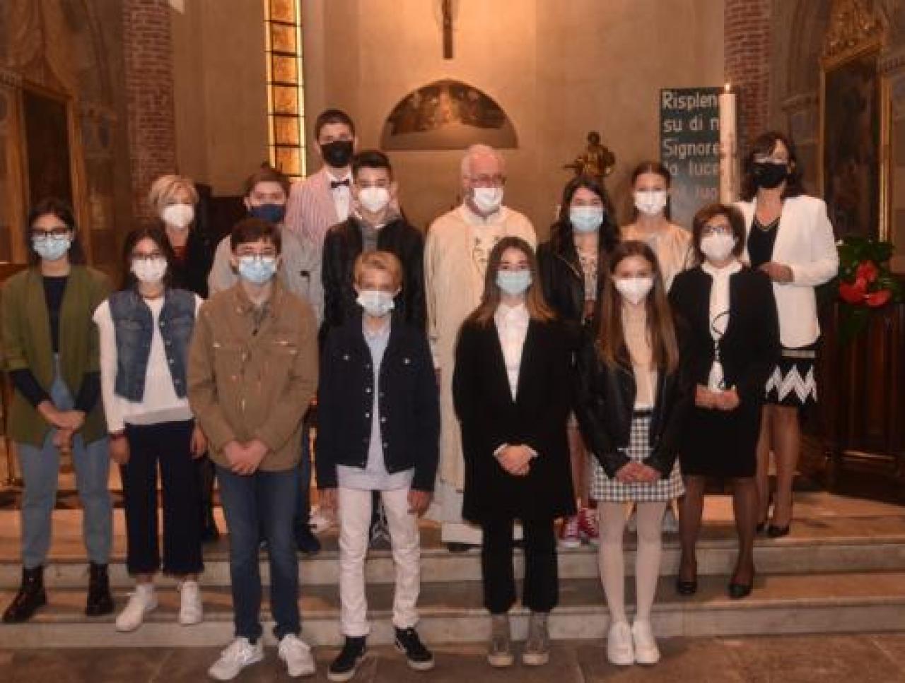 Cresime a sant’agostino per i ragazzi, suddivisi in due gruppi per mantenere il distanziamento