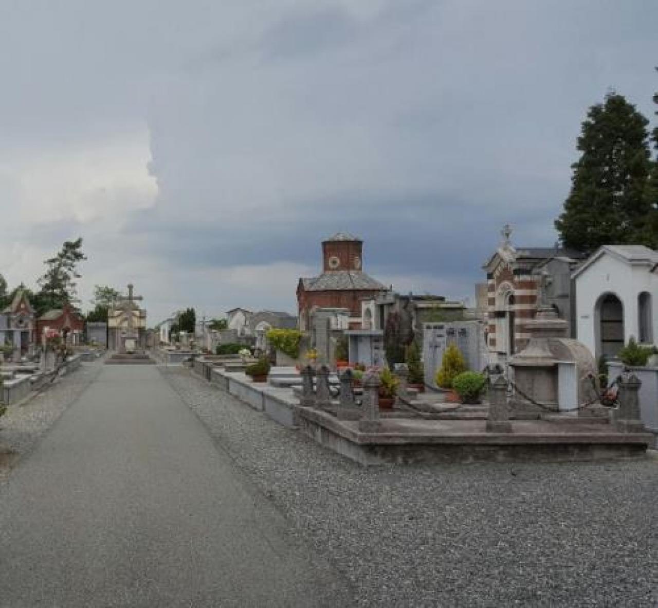 Fiaccole a gruppi per il 25 Aprile Le tombe danneggiate sono dieci: i sospetti delle famiglie colpite