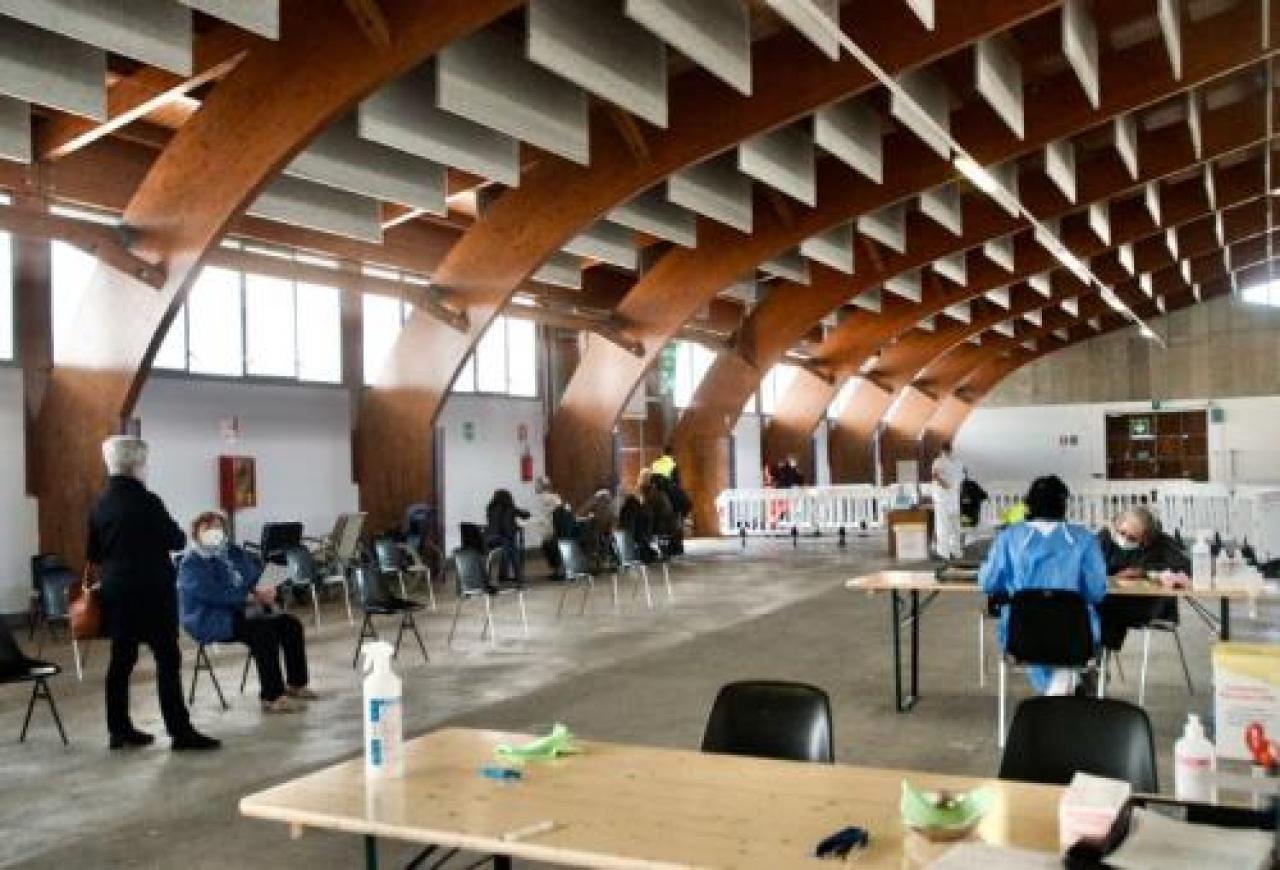 Foro boario, arriva il vaccino Johnson Giovedì il centro sarà a pieno regime Prime dosi per i sessantenni. l’hub può soddisfare fino a 850 persone al giorno