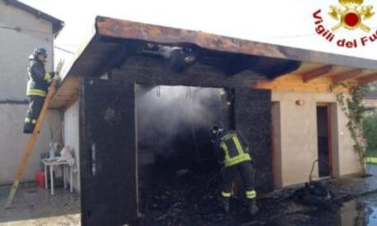 Garage in fiamme in via antica torino