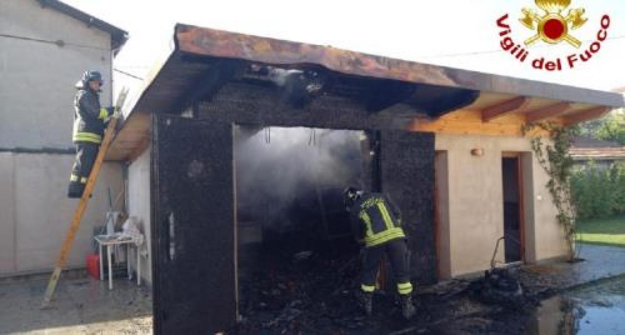 Garage in fiamme in via antica torino