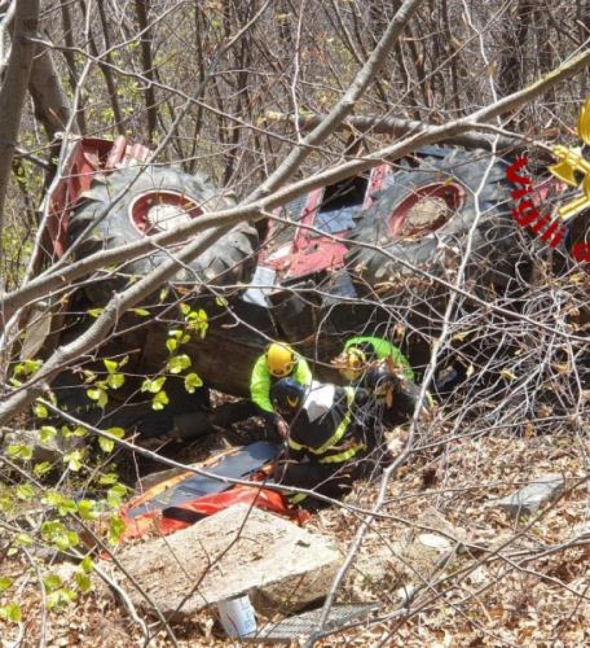 Muore schiacciato dal trattore nei boschi tra Bibiana e Montoso