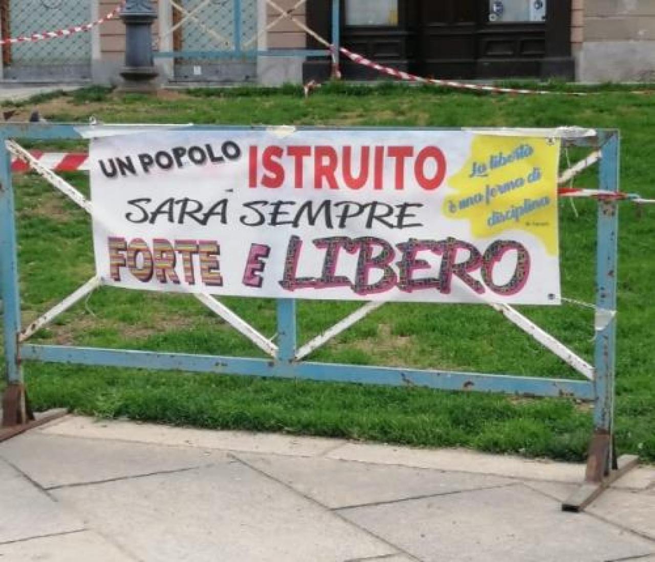 «Non bisogna arrendersi e credere che questa sia la nuova normalità» genitori in piazza per chiedere la riapertura della scuola. parlano i ragazzi