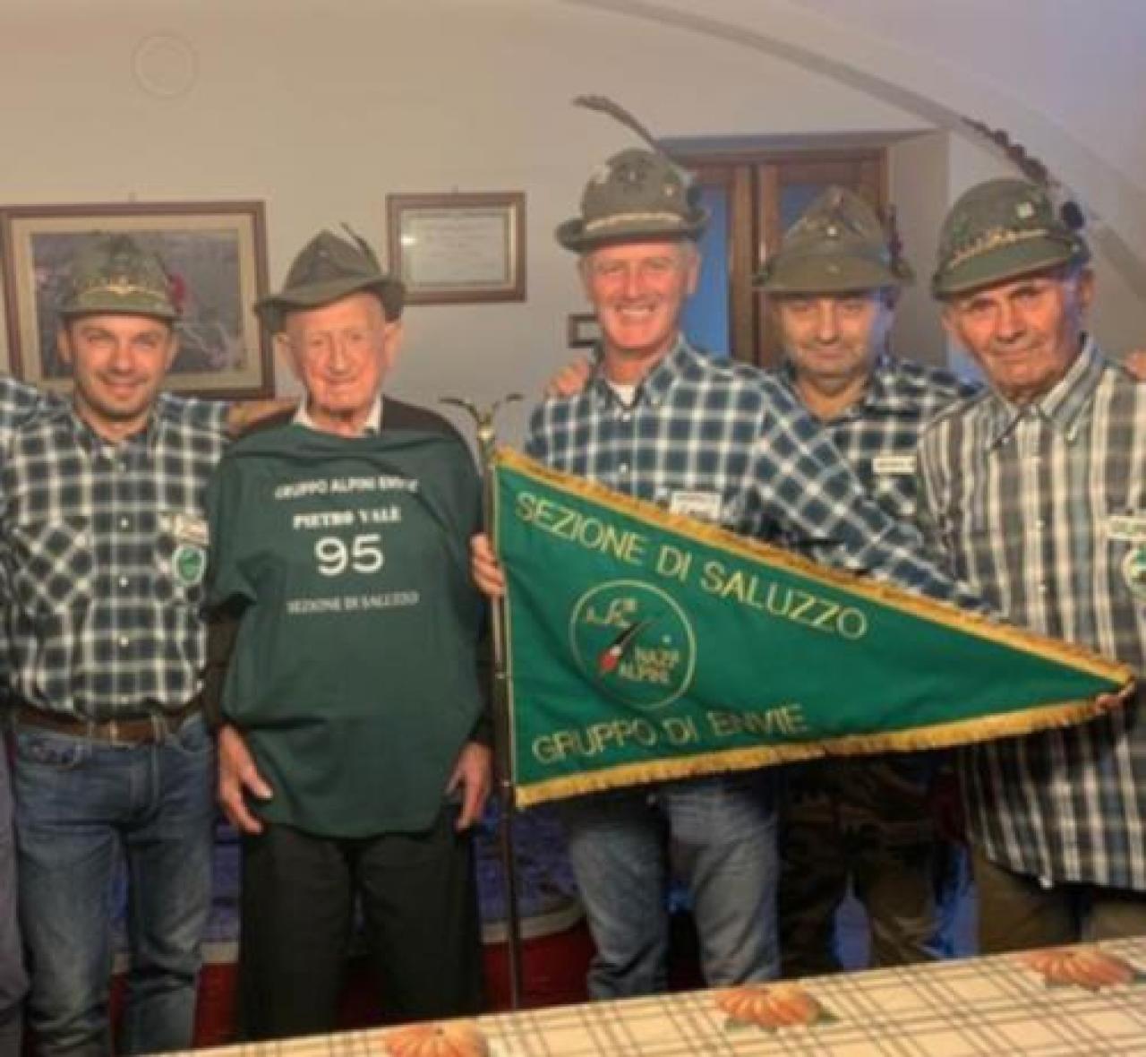 Penne nere da 65 anni Envie rinuncia alla festa