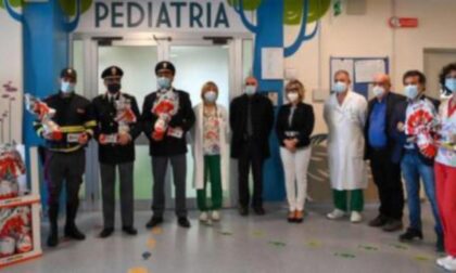 Poliziotto saluzzese dona uova pasquali