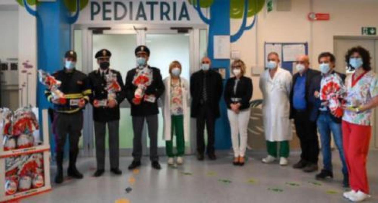 Poliziotto saluzzese dona uova pasquali