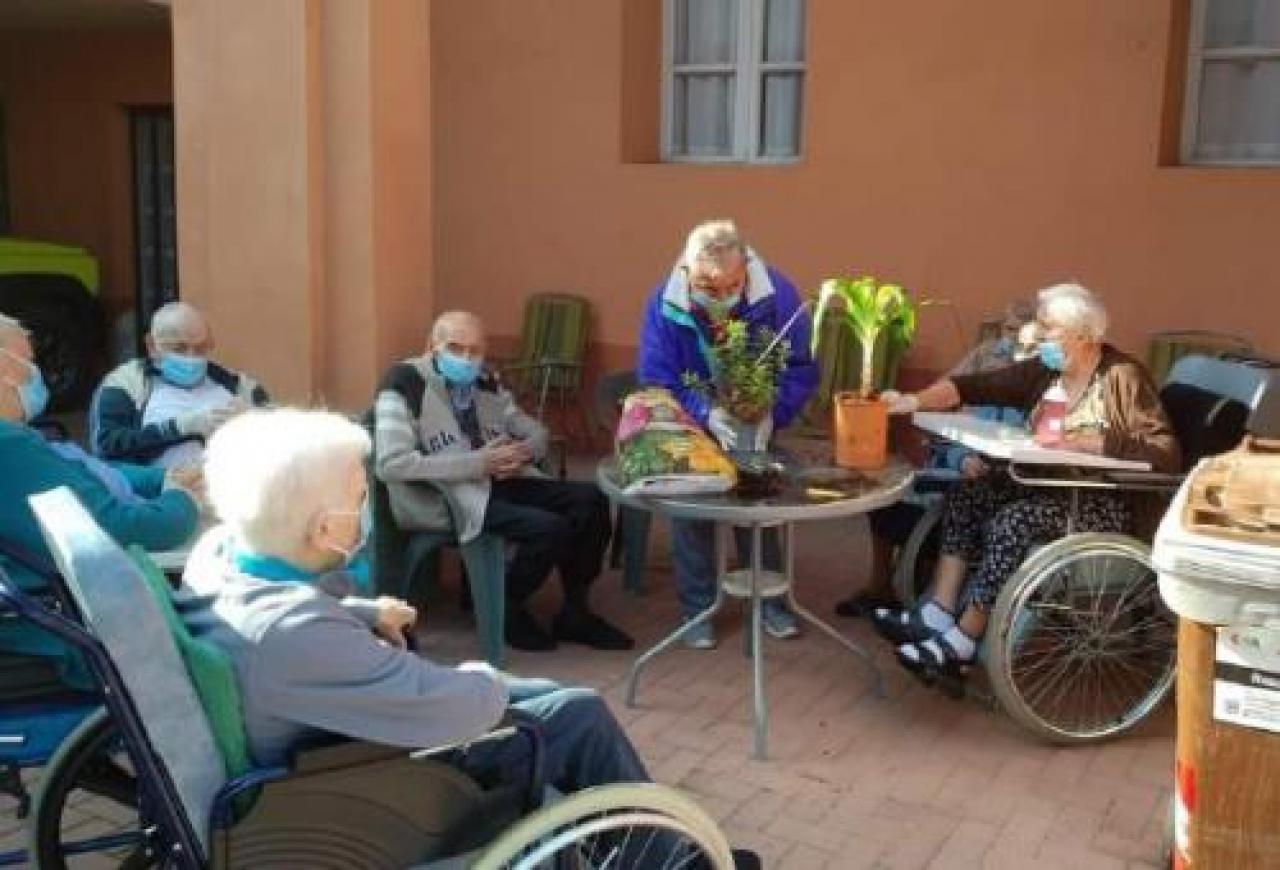“Pollice verde” dei nonni alla residenza Orchidea