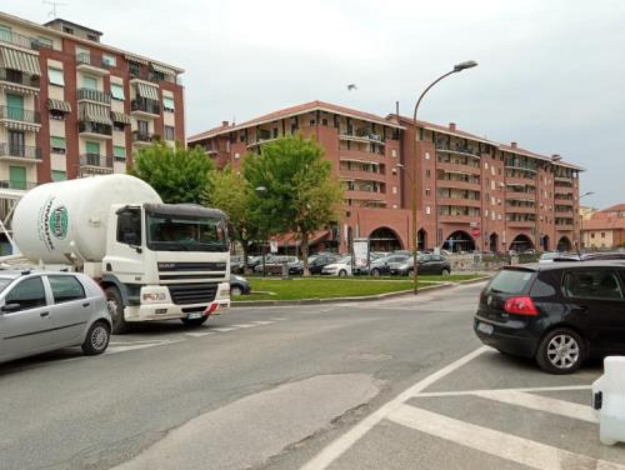 Quel nodo nevralgico ingarbugliato che è oggi piazza Battaglione Alpini lo spazio tra l’ufficio postale e il complesso le corti necessita di un intervento