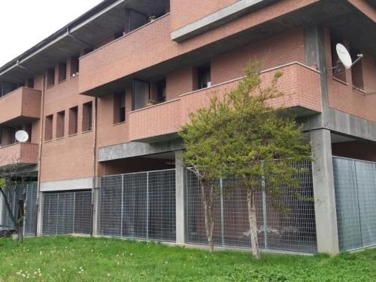 Recintato il portico del palazzo Inps per impedire l’accesso agli stagionali Intervento del comune. E Fratelli d’italia polemizza