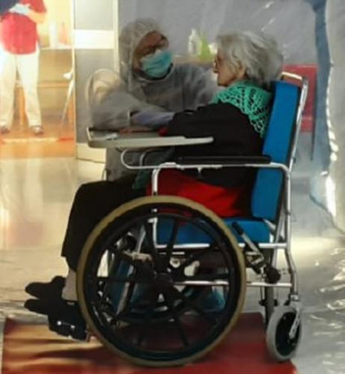 Revello, abbracci e vaccini al ricovero